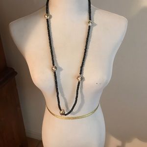 Black bead necklace with pearl and emerald